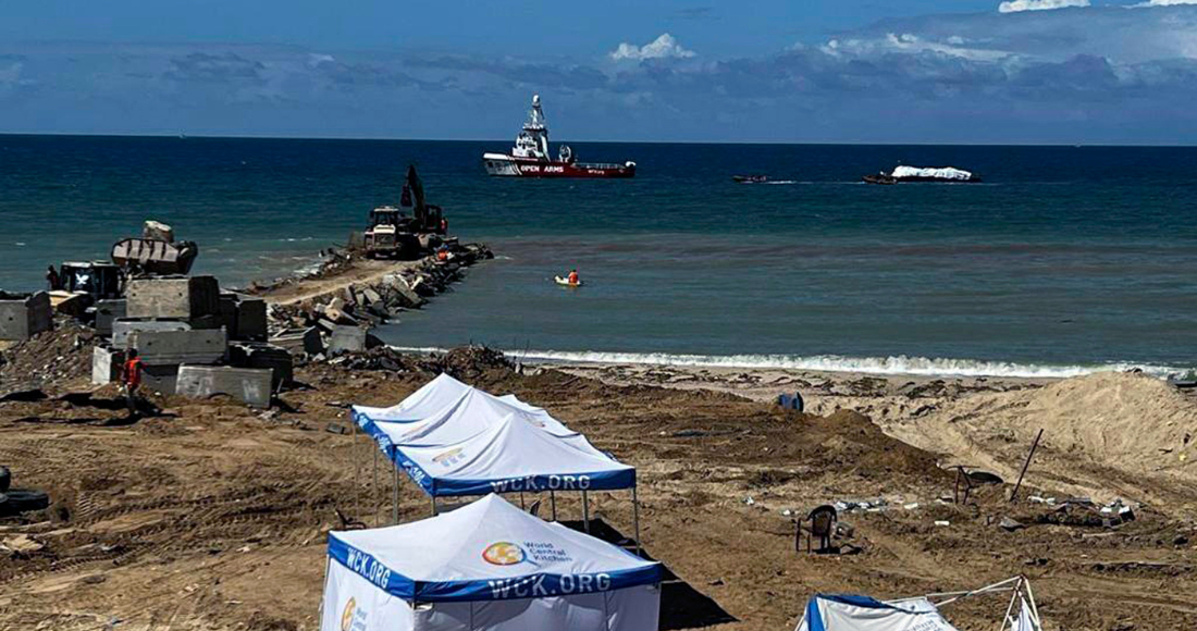 En esta imagen, distribuida por el ejército de Israel, una embarcación que transporta ayuda humanitaria de la ONG World Central Kitchen entra en el espacio marítimo de Gaza, el 15 de marzo de 2024.