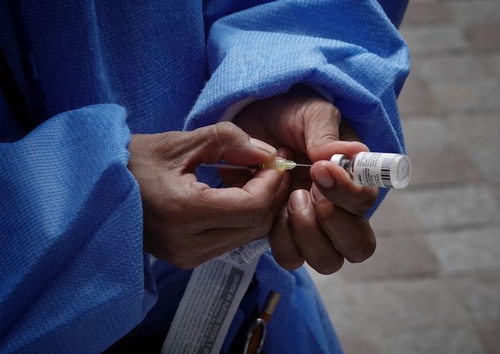 Una trabajadora de la salud prepara una inyección para prevenir sarampión, rubeola y paperas como parte de la jornada de vacunación en la Ciudad de México.