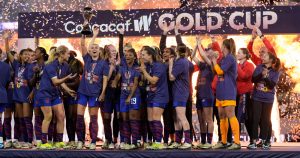 Alex Morgan sostiene el trofeo al lado de sus compañeras de la selección de Estados Unidos después de derrotar a Brasil en la final de la Copa Oro Femenina de CONCACAF, el domingo 20 de marzo de 2024, en San Diego. (AP Foto/Gregory Bull)