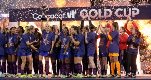 Alex Morgan alza el trofeo de campeonas junto a sus compañeras de la selección de Estados Unidos después de derrotar a Brasil en la final de la Copa Oro Femenina de Concacaf, el domingo 20 de marzo de 2024, en San Diego. Foto: Gregory Bull, AP


