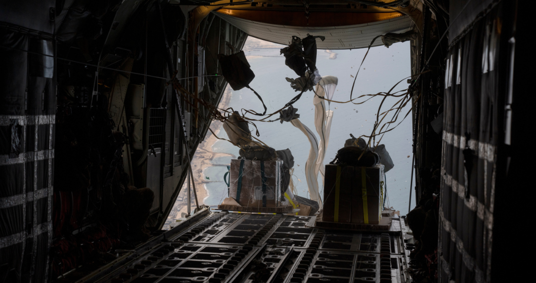 Un avión de la Fuerza Aérea de Estados Unidos deja caer ayuda humanitaria sobre la Franja de Gaza, el jueves 14 de marzo de 2024. Foto: Leo Correa, AP.
