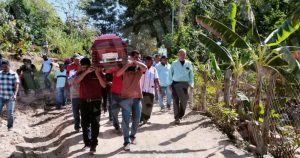 Sepultan el cuerpo de Alfredo González Díaz, precandidato asesinado del Partido del Trabajo (PT) a la alcaldía de Atoyac., Guerrero.
