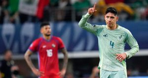 Edson Alvarez de México reacciona tras anotar en el encuentro de semifinal de la Liga de Naciones CONCACAF ante Panamá el jueves 21 de marzo del 2024. (AP Foto/Julio Cortez)