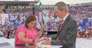 Xóchitl Gálvez, candidata presidencial por la coalición PRI-PAN-PRD, durante el evento en qué realizó un pacto de sangre y firmó los acuerdos por los que no eliminarán los programas sociales.