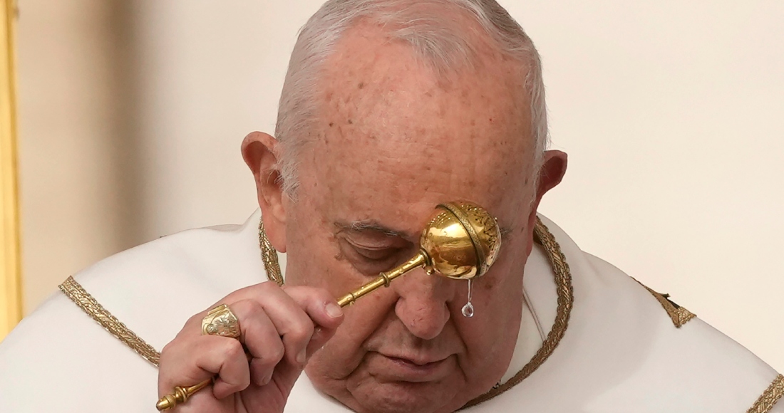 El Papa Francisco rocía agua bendita mientras celebra la misa del Domingo de Pascua en la plaza de San Pedro del Vaticano, el domingo 31 de marzo de 2024.