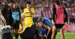 Javier Altamirano, de Estudiantes de La Plata es asistido por el cuerpo médico del equipo en el partido de fútbol en contra de Boca Juniors en La Plata, Argentina, el domingo 17 de marzo de 2024. El partido fue suspendido después de que el chileno fue retirado del campo en ambulancia. (AP Foto/Ignacio Amiconi )