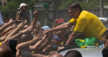 El expresidente brasileño Jair Bolsonaro saluda a sus partidarios en un acto de campaña para la alcaldía de Río de Janeiro, 16 de marzo de 2024.