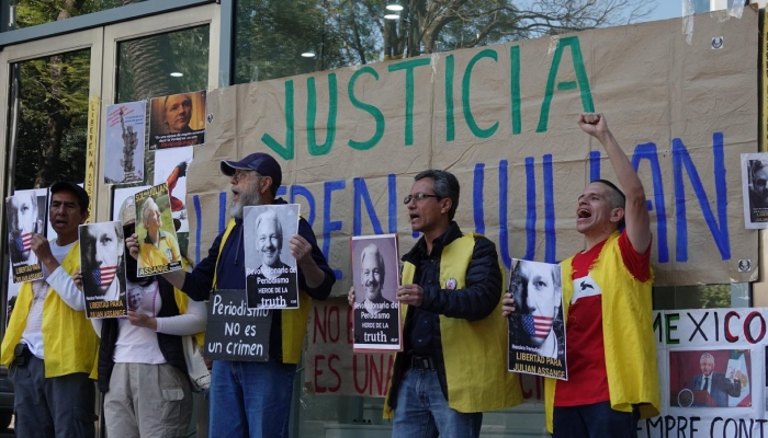 Integrantes del Colectivo #24F Coalición Vida y Libertad Julian Assange protestan frente a la embajada británica en la Ciudad de México, para exigir que la Corte londinense retire los cargos en contra del fundador de Wikileaks, Julian Assange, e impedir así su extradición a Estados Unidos, el 21 de febrero de 2024. 