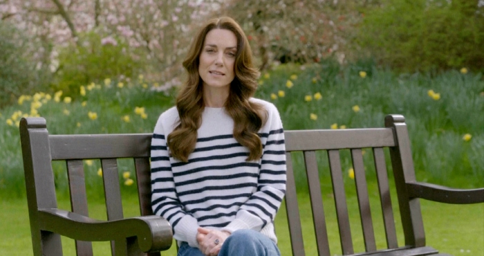 En esta imagen tomada de un video publicado por BBC Studios el viernes 22 de marzo de 2024, Catalina de Gran Bretaña, la princesa de Gales, anuncia que, tras una cirugía abdominal en enero, recibe tratamiento contra cáncer.