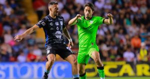 Jonatan Torres del Queretaro y Javier Abella del Juarez durante el partido de la jornada 12 del Torneo Clausura 2024 de la Liga BBVA MX en el Estadio Corregidora.  Foto: César Gómez, Cuartoscuro
