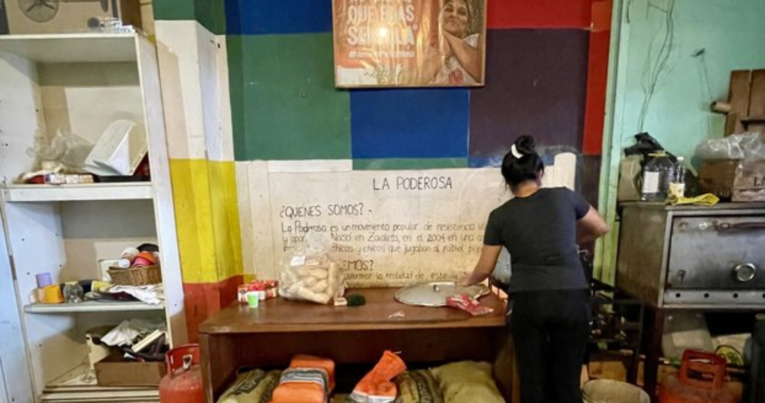 Foto: Una mujer prepara alimentos en el comedor "Gustavo Cortiñas" en la Villa 31 de la capital argentina. Foto: Angelina de los Santos, openDemocracy.
