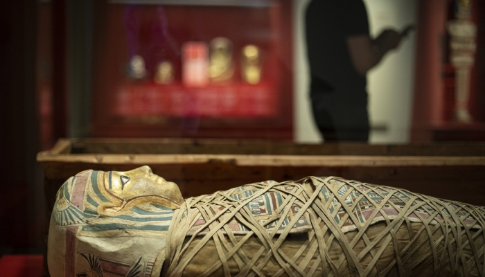 Sarcófagos en la sala de la de la exposición 'Momias de Egipto. Redescubriendo seis vidas'. A 04 de mayo de 2023, en Sevilla.