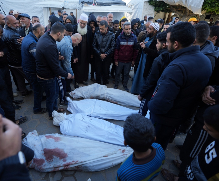 Palestinos lloran la pérdida de familiares que murieron en un bombardeo israelí en la Franja de Gaza, frente a la morgue del hospital Al Aqsa en Deir al Balah, el jueves 29 de febrero de 2024. 