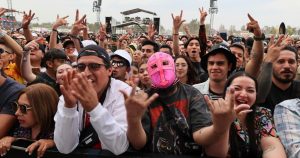 El público en el concierto de Hombres G en el Festival Vive Latino en la Ciudad de México el domingo 17 de marzo 2024.
