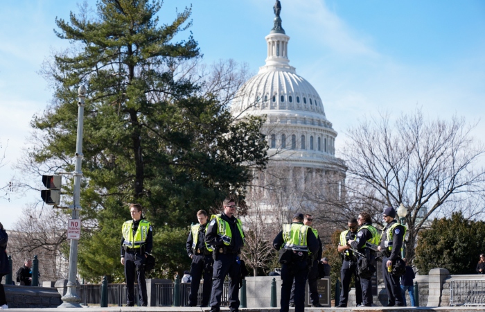 Policías del Capitolio federal están parados cerca de una protesta afuera de la Corte Suprema de Estados Unidos el jueves 8 de febrero de 2024 en Washington.