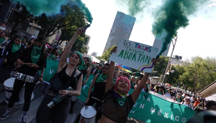 En el marco del Día de la Despenalizacion del Aborto, decenas de mujeres marcharon para exigir su legalización en el país. La protesta inició en Avenida Reforma y terminó en el Zócalo capitalino.