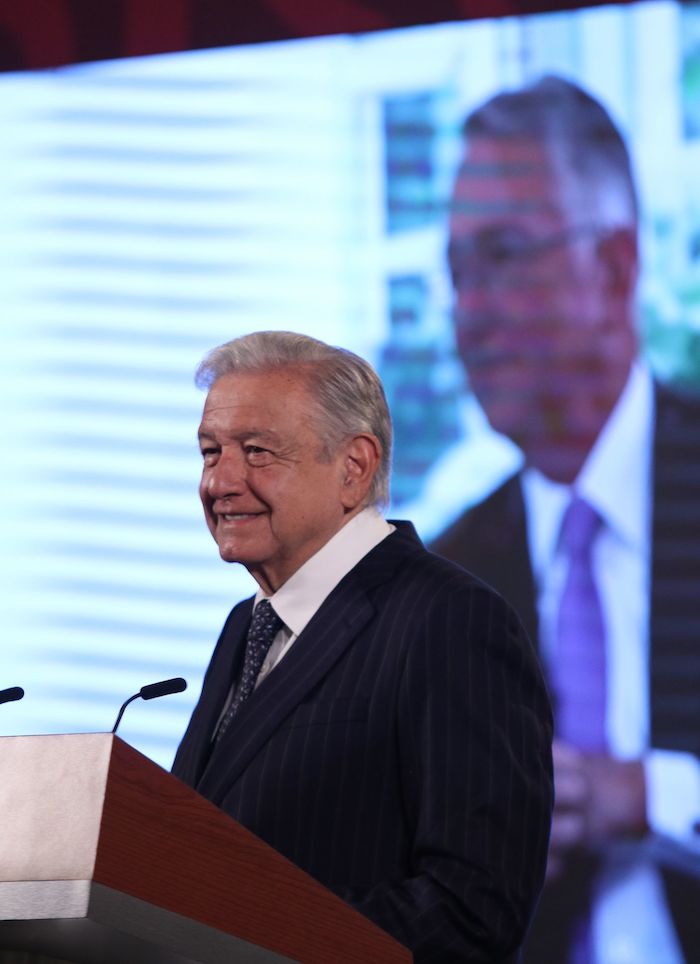 El Presidente Andrés Manuel López Obrador cuestionó que Ricardo Salinas Pliego utilice sus televisoras concesionadas por el Gobierno para atacar al mismo Gobierno y defender intereses particulares, y respondió a la acusación de que su administración “se roba el dinero” con el plan de pensiones aprobado por el Congreso. “Zafo”, dijo. “Nosotros no somos rateros”.
