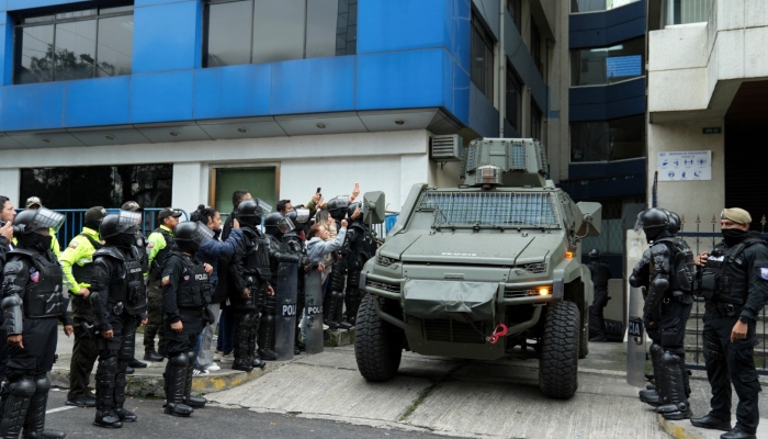 Un vehículo militar transporta al exvicepresidente ecuatoriano Jorge Glas desde el centro de detención a donde fue llevado después de que la policía irrumpió en la Embajada de México para arrestarlo en Quito, Ecuador, el sábado 6 de abril de 2024. Glas, quien ocupó la Vicepresidencia de Ecuador entre 2013 y 2018, fue condenado por corrupción y se encontraba refugiado en la embajada desde diciembre.