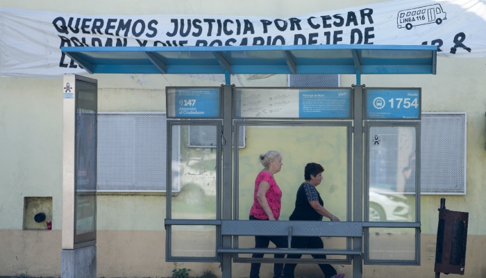 Un cartel colocado sobre una parada de autobús pide justicia por el asesinato del conductor de autobús César Roldán en Rosario, Argentina, el martes 9 de abril de 2024.