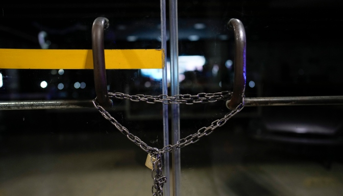 Una cadena refuerza la puerta cerrada de una gasolinera que empezó a cerrar su tienda por la noche tras la muerte de un trabajado en una gasolinera cercana unas semanas antes, en Rosario, Argentina, el lunes 8 de abril de 2024. La orden de matar llegó dese la cárcel de Ezeiza, de líderes pandilleros que contrataron a un sicario de 15 años para matar al trabajador Bruno Bussanich el 9 de marzo.