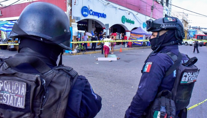 Un vendedor ambulante fue asesinado a balazos durante una persecución en avenida Cuauhtémoc, de Acapulco, Guerrero, a pesar de la presencia de 10 mil afectivos de la Guardia Nacional en las calles del puerto, los hechos de violencia siguen en aumento en las últimas semanas. 
