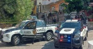 Patrullas resguardan casa del directo de la Policía Vial de Acapulco, Guerrero, Eduardo Chávez, quien sufrió un atentado saliendo de su domicilio, el funcionario perdió la vida cuando era trasladado al hospital.