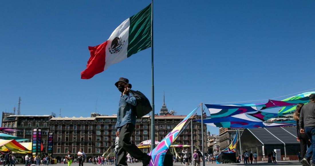La Bandera monumental ondeo en todo lo alto en la plancha del Zócalo.