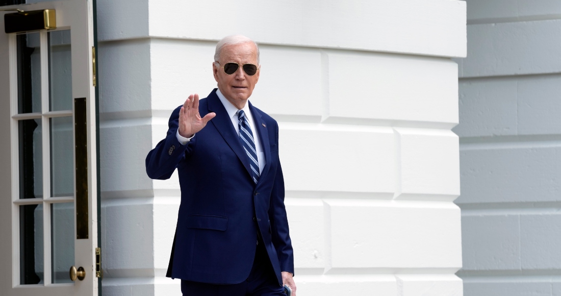 El Presidente Joe Biden saluda al salir de la Casa Blanca en Washington, el jueves 25 de abril de 2024, antes de viajar a Nueva York.