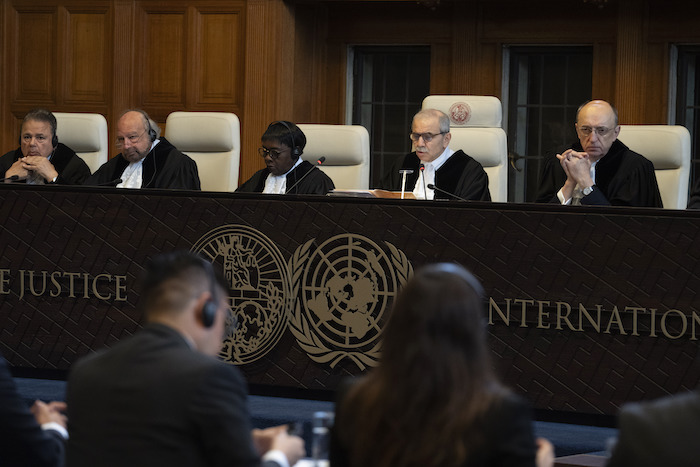 El Juez Nawaf Salam (segundo por la derecha), preside una sesión de la Corte Internacional de Justicia en La Haya, Holanda, el 30 de abril de 2024, por un caso presentado por México contra Ecuador por la incursión en su embajada en Quito.