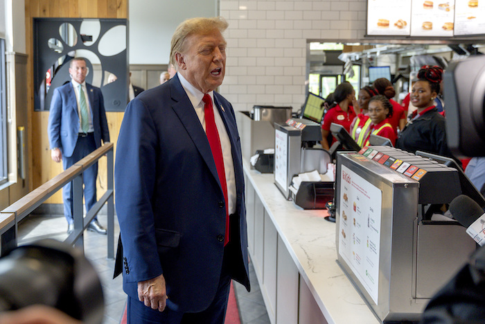 El expresidente y candidato republicano a la Presidencia, Donald Trump, centro, visita un restaurante de la cadena Chick-fil-A en Atlanta, el 10 de abril de 2024.