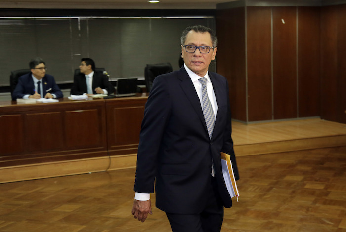 El exvicepresidente de Ecuador, Jorge Glas, ingresa a una sala para su audiencia en la Corte Suprema, en Quito, Ecuador, el 23 de mayo de 2018.