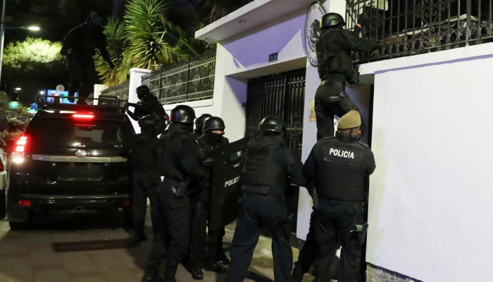 La policía ecuatoriana irrumpe en la Embajada de México en Quito, Ecuador, el viernes 5 de abril de 2024. El episodio ocurrió horas después de que el gobierno mexicano concediera el asilo político al exvicepresidente Jorge Glas, que permanecía en la sede diplomática desde diciembre de 2023.