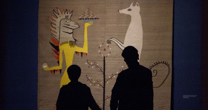 "La maestra Carrington, con este rostro afilado, irradiaba luz. Estaba vestida con un atuendo blanco y largo y también con una casaca oscura en la parte de arriba. Platicamos luego sobre las palomas, el calor del concreto que emana el Centro, platicamos sobre sus calles en las noches, en las que las vecindades expulsan a sus moradores a declamar lo suyo".