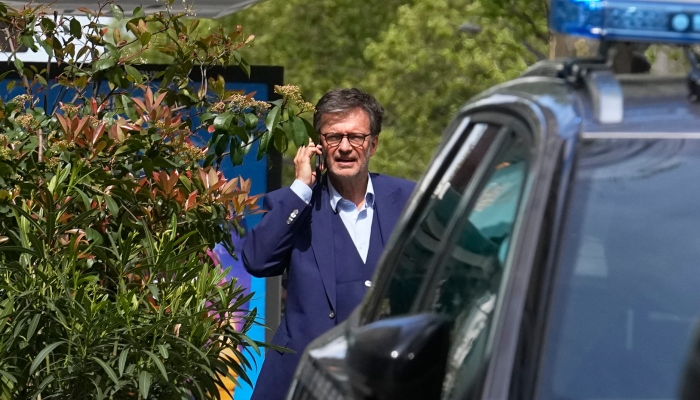 El abogado del actor francés Gerard Depardieu, Christian Saint-Palais, habla por teléfono el lunes 29 de abril de 2024 en París. Medios franceses informan que la policía citó al actor Gerard Depardieu para interrogarlo sobre acusaciones hechas por dos mujeres de que las agredió sexualmente durante filmaciones.