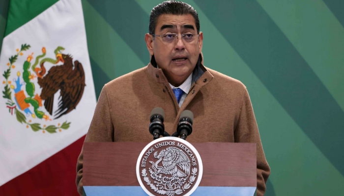 Sergio Salomón Céspedes, Gobernador de Puebla, durante la mañanera desde las nuevas instalaciones de la industria militar.