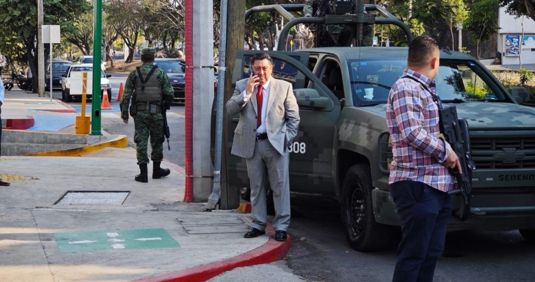 Un paciente fue asesinado en un hospital de Morelos por individuos armados durante la madrugada del martes. El Fiscal General del Estado, Uriel Carmona Gándara, lideró las investigaciones con el apoyo de autoridades locales y militares.