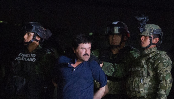 Joaquín "El Chapo", Guzmán fue sentenciado a 30 años de prisión, además de que por el cargo 10, de lavado de dinero, le dieron 240 meses de cárcel. La imagen el 08 de enero de 2016, cuando fue presentado por tercera vez en el hangar de la Marina.