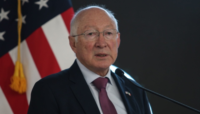 Kenneth Lee Salazar (Ken Salazar), Embajador de los Estados Unidos encabezó el Conferencia sobre Uso de drogas sintéticas que se llevó a cabo en un hotel en Avenida Paseo de la Reforma.