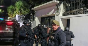 La policía ecuatoriana irrumpe en la Embajada de México en Quito, Ecuador, el viernes 5 de abril de 2024.