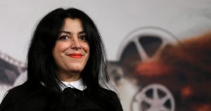 En esta imagen de archivo, la directora e ilustradora Marjane Satrapi posa para los fotógrafos a su llegada a la presentación de su película "La Banda de las Jotas", en la 7ma edición del Festival Internacional de Cine de Roma, en Roma, el 16 de noviembre de 2012.  Foto: Alessandra Tarantino, AP. 