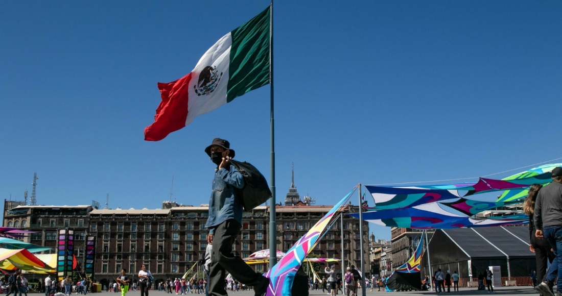 La Bandera de México ondeó en todo lo alto en la Plaza del Zócalo.