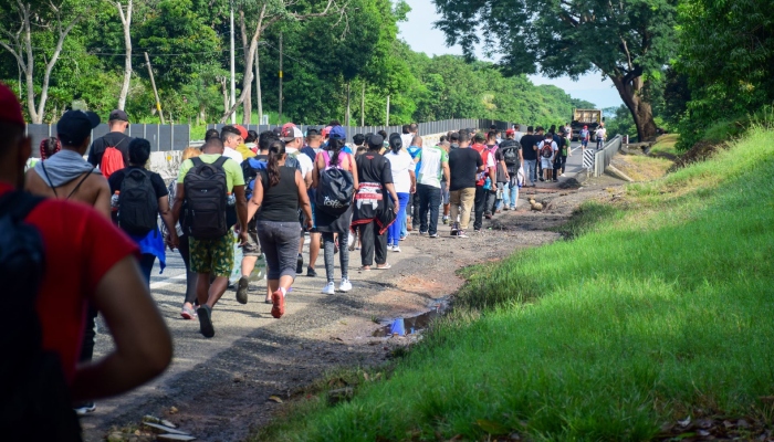 Un grupo aproximadamente de 500 migrantes, en su mayoría de nacionalidad Venezolana, camina por la carretera costera rumbo al estado de Oaxaca, los caribeños cruzaron seis países para llegar a la frontera sur de México.