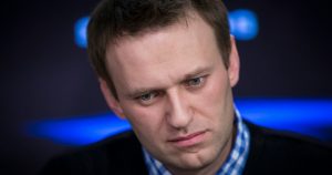 El líder de oposición ruso Alexey Navalny escucha una pregunta durante una entrevista en la estación de radio Echo Moskvy (Eco de Moscú) en Moscú, Rusia, el lunes 8 de abril de 2013. Un libro de memorias póstumo en el que Alexei Navalny comenzó a trabajar en 2020 será publicado a finales de este año. "Patriot", que el editor Alfred A. Knopf llama la "carta final al mundo" del difunto líder de la oposición rusa, se publicará el 22 de octubre de 2024. (Foto AP/Alexander Zemlianichenko, archivo, AP
