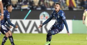 Nelson Deossa (derecha), del Pachuca, festeja tras anotar ante el América en la vuelta de las semifinales de la Copa de Campeones de la Concacaf, el martes 30 de abril de 2024 Foto: Eduardo Verdugo, AP.
