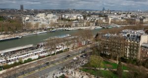 El río Sena se ve el jueves 28 de marzo de 2024 en París. El río acogerá la ceremonia inaugural de los Juegos Olímpicos de París 2024 con barcos para cada delegación nacional. 
Foto: Aurelien Morissard, AP.