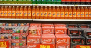 Además de su cantidad de azúcar, la mayoría de estas bebidas contiene también una gran dosis de cafeína. Esto se ha relacionado con estrés, ansiedad y dolores de cabeza.. Foto: Pexels