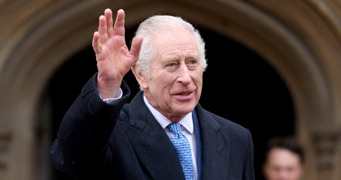El rey Carlos III de Gran Bretaña saluda al salir después de asistir a la misa de Maitines de Pascua en la Capilla de San Jorge, en el Castillo de Windsor, Inglaterra, el 31 de marzo de 2024. Foto: Hollie Adams, AP vía Pool