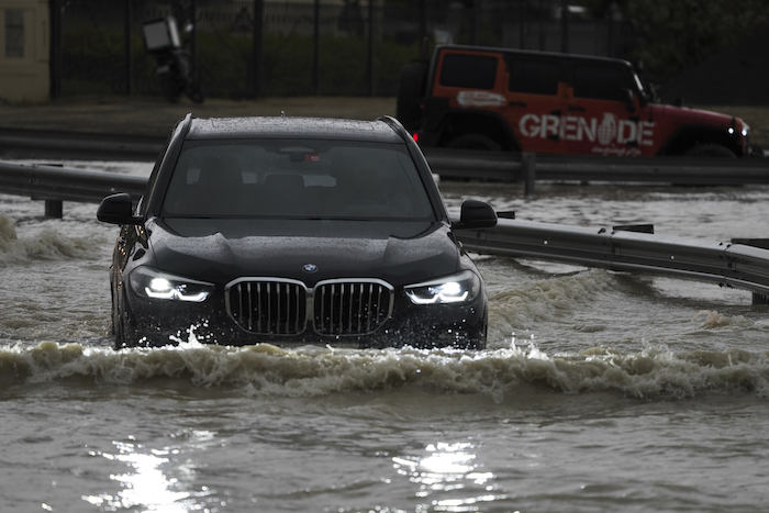 Una camioneta SUV se queda varada cuando intentaba cruzar un camino inundado en Dubái, Emiratos Árabes Unidos, el martes 16 de abril de 2024.