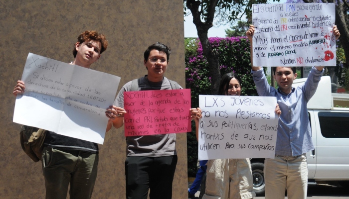 Alumnos del ITAM protestan afuera del auditorio donde Xóchitl Gálvez se reunió con sus compañeros, argumentan que integrantes del PAN les prohibieron el paso. 