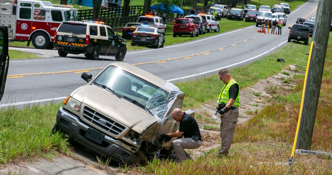 Autoridades trabajan en el sitio de un accidente mortal luego de que un autobús con trabajadores agrícolas a bordo chocó contra una camioneta en una autopista cercana a Dunnellon, Florida, el martes 14 de mayo de 2024.